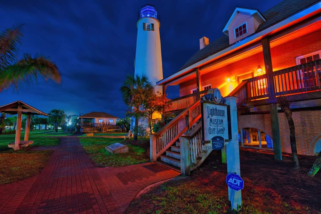 Lighthouse-at-night-yelvington-gdWSXN